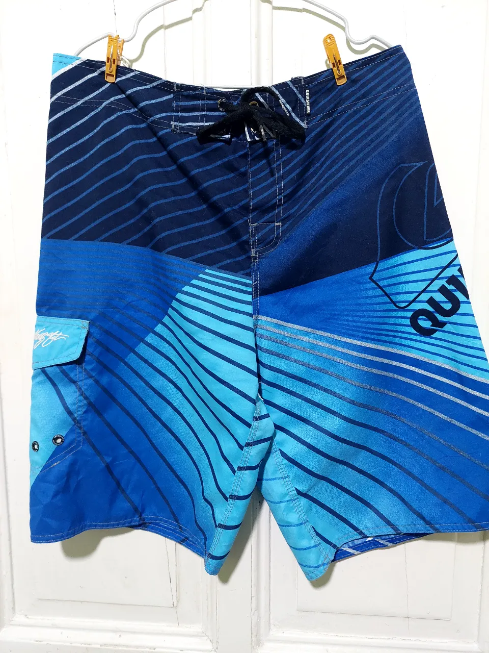 Short de baño Quiksilver azul con diseño geométrico. Talle 34. Ideal para la playa o pileta.