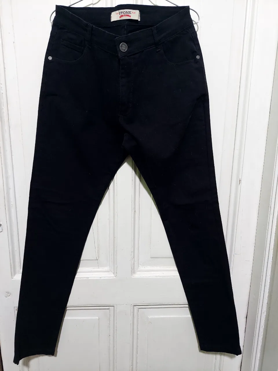 Jeans Stone de hombre, corte recto, color negro. Un clásico para cualquier ocasión.