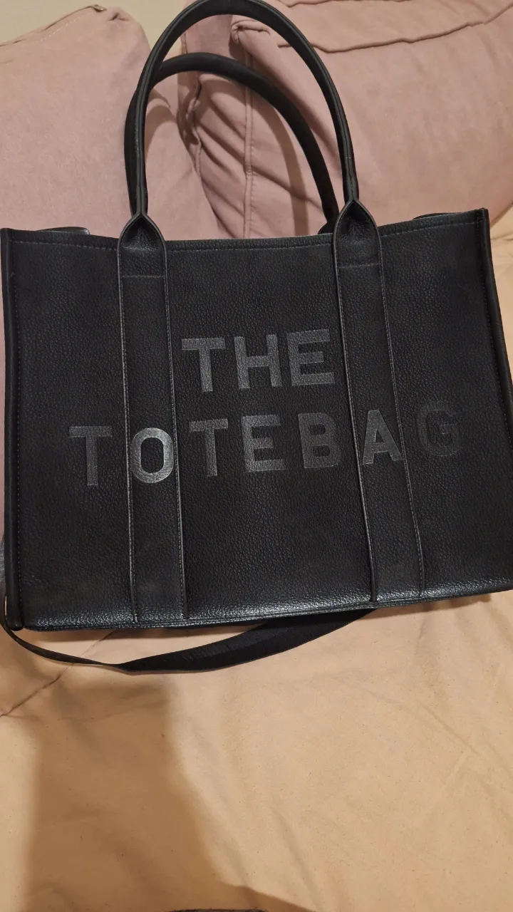 ¡Imprescindible! Cartera tote negra, súper espaciosa y elegante. Perfecta para llevar todo lo que necesitás con mucho estilo. Ideal para el día a día, trabajo o salidas.