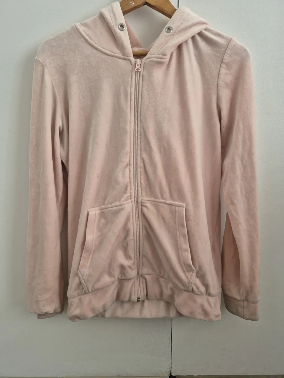 Buzo rosa de plush con capucha y cierre completo. Importada. Tiene varias manchas que salen con lavado. 