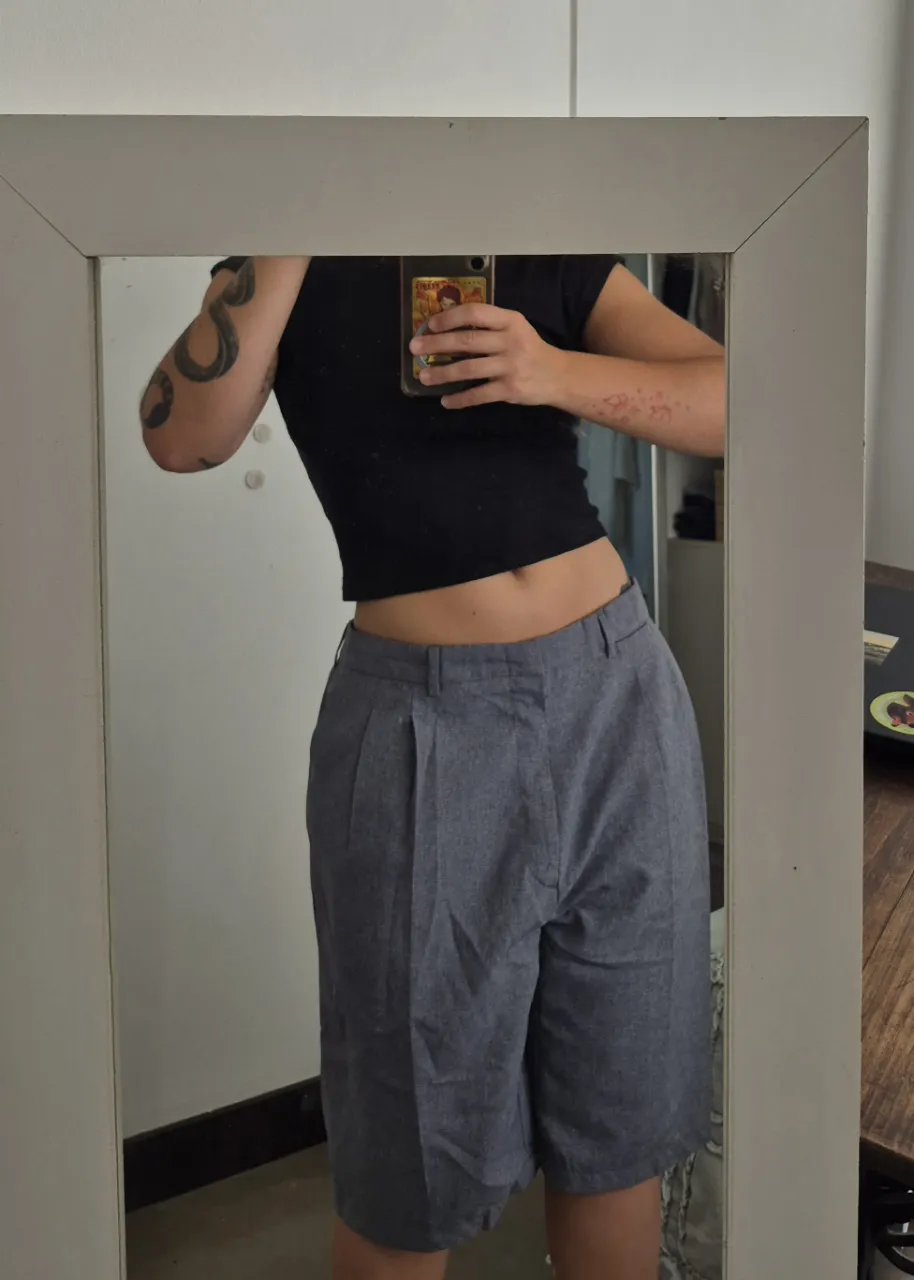 Bermuda sastrera gris over size. Pinzas hechas a mano en la parte posterior de la cintura 