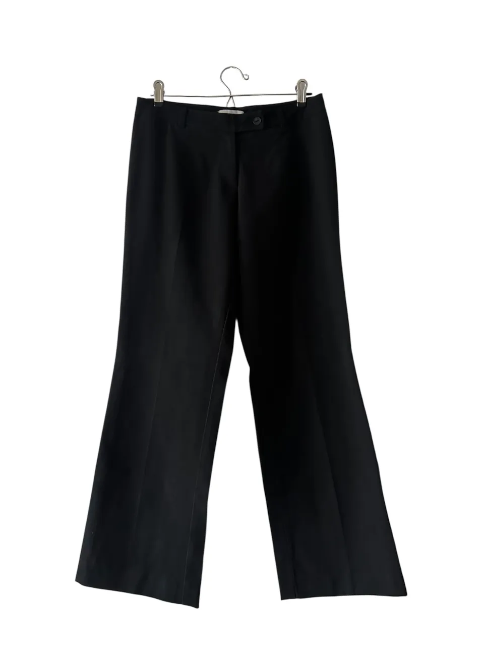 Pantalón sastrero negro de mujer, tiro medio, corte recto y elegante. Ideal para un look formal o de trabajo. Marca Yagmour. medidas: cintura 38cm.- cadera:50cm.- tiro delantero: 22cm.- tiro trasero: 32cm.- largo total:97cm.- botamanga:25cm.-