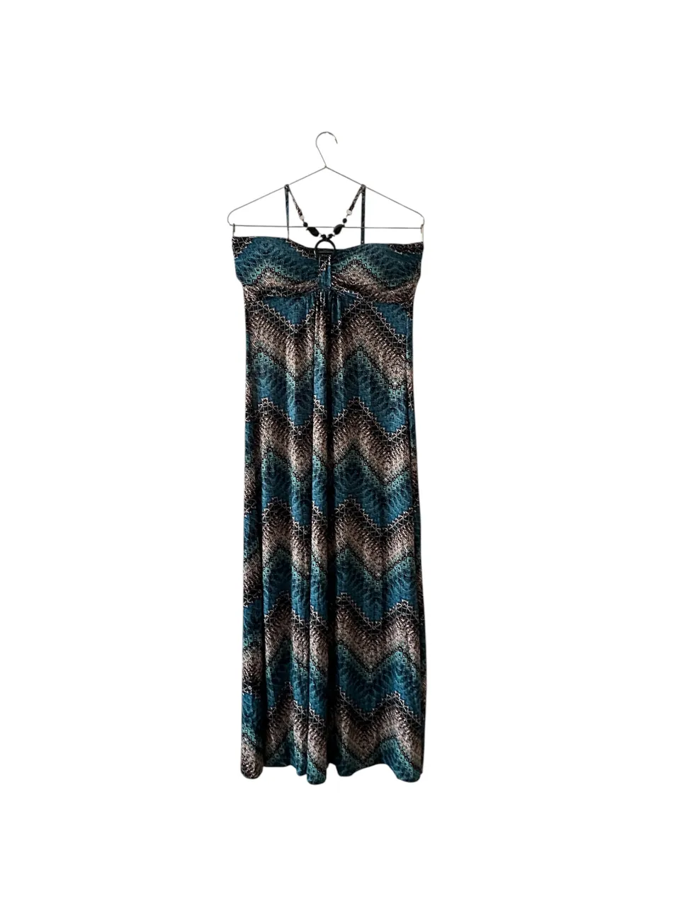 Vestido largo de mujer con estampado geométrico en tonos turquesa y marrón. Diseño strapless busto armado y forrado, con detalles de biyu,  y tirantes finos. Espalda con elástico. 
seda fría.
Ideal para eventos de verano.
medidas: axilas:33cm aprox. largo total: 1,16cm.-. ancho en ruedo: 82cm.