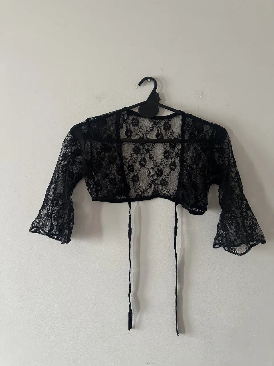 Bolero de encaje negro, ideal para complementar cualquier outfit de fiesta o evento especial. Diseño elegante y sofisticado, con mangas amplias 3/4, perfecto para un look de noche.medidas: hombros 38, axilas 38,
con Spandex.