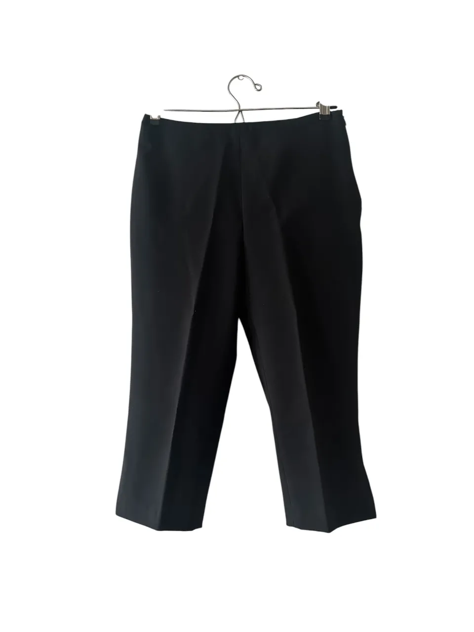 Pantalón sastrero pescador, negro de mujer, corte recto y largo a la pantorrilla. Ideal para un look elegante y versátil.
con cierre lateral y tajos al final de la botamanga.
medidas: cintura: 34cm.- cadera: 46cm.- tiro delantero: 24cm.- tiro trasero: 36cm.-. largo total: 64cm.-