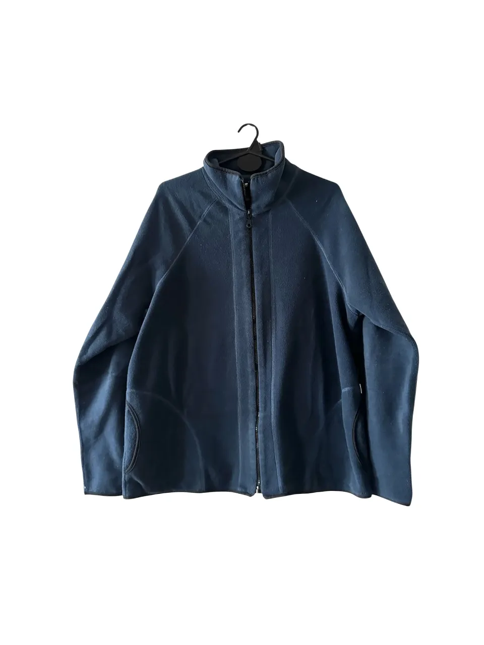 Campera polar azul con mangas raglan, con cierre completo y bolsillos laterales. con ribetes en negro en las terminaciones. Ideal para actividades al aire libre o uso diario. Diseño cómodo y abrigado.
medidas: axilas 62, largo total 67, largo de mangas: 76.