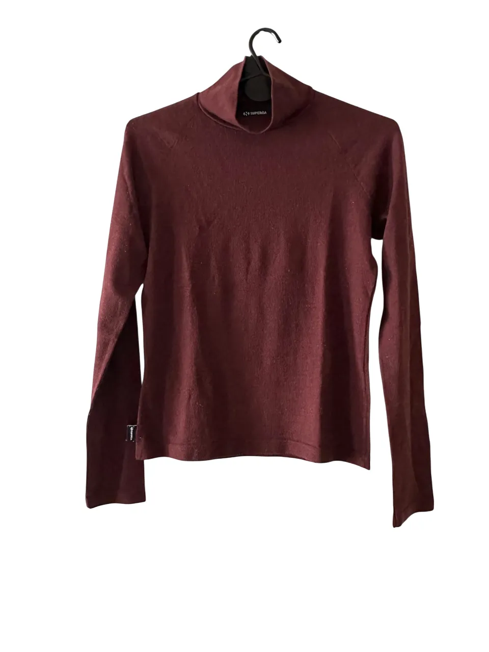 Polera térmica de cuello alto en color borgoña, ideal para el invierno, súper abrigada. Confeccionado en tejido de punto suave y cómodo. Perfecto para un look casual y abrigado.
