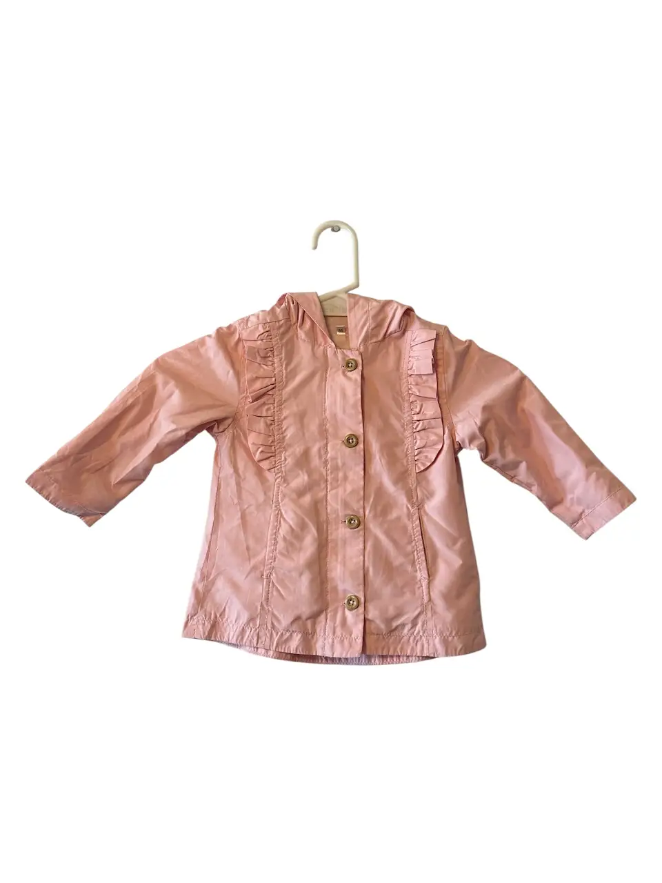 ¡Abrigo liviano rosa para niña! Con detalles de volados, botones y cierre, con capucha y bolsillos escondidos.  hombros 25, axilas: 31. largo:39