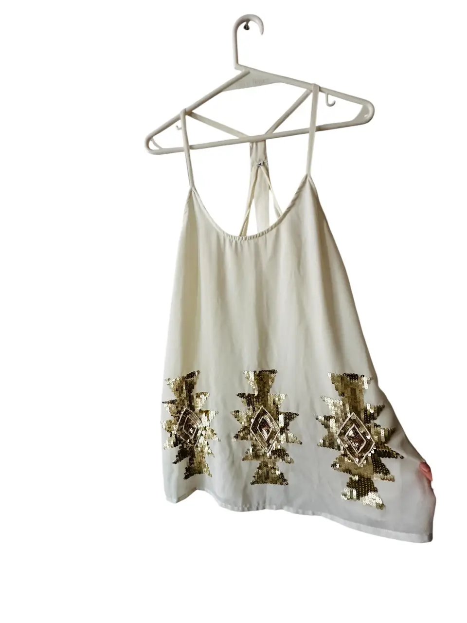 vestido mini en crudo, forrado, con detalles incaicos  dorados. Diseño con tirantes finos y espalda descubierta. Adornado con lentejuelas doradas en la parte inferior, ideal para un look de fiesta o salida. medidas: axilas: 43cm.- largo total: 74cm.