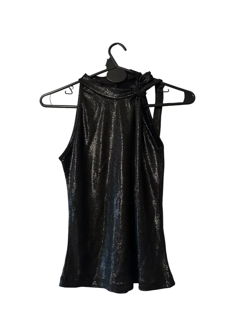 Top negro brillante con cuello alto y detalle de lazo en el hombro. Ideal para fiestas y salidas. medidas: 40cm. largo desde la base del cuello: 44cm.