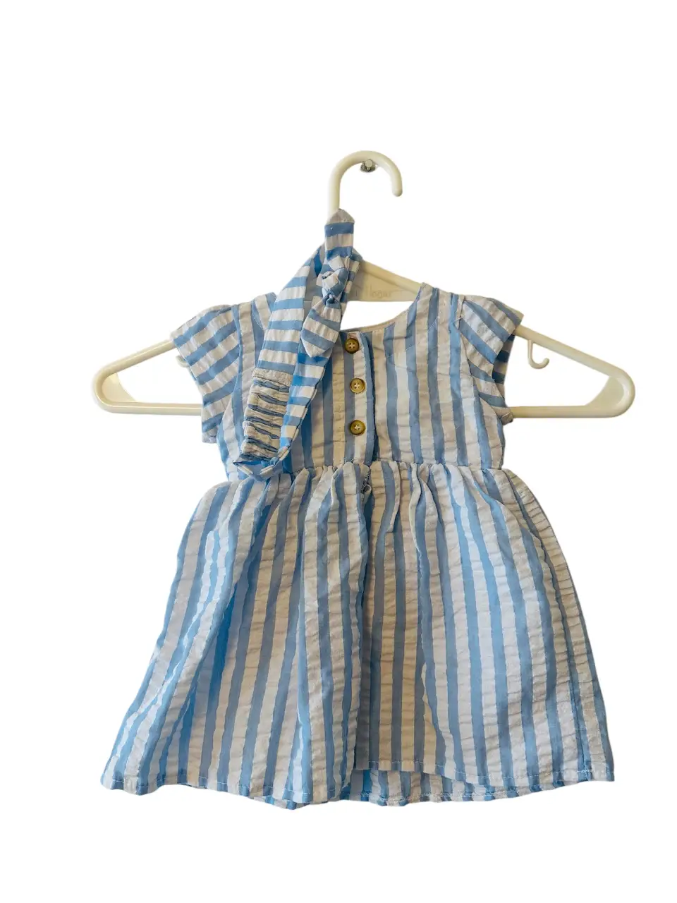 Vestido de niña forrado, a rayas celeste y blanco, con detalle de cinturón con moño. Ideal para un look fresco y cómodo. medidas: hombros 18. cintura:22, largo 34. talle 2