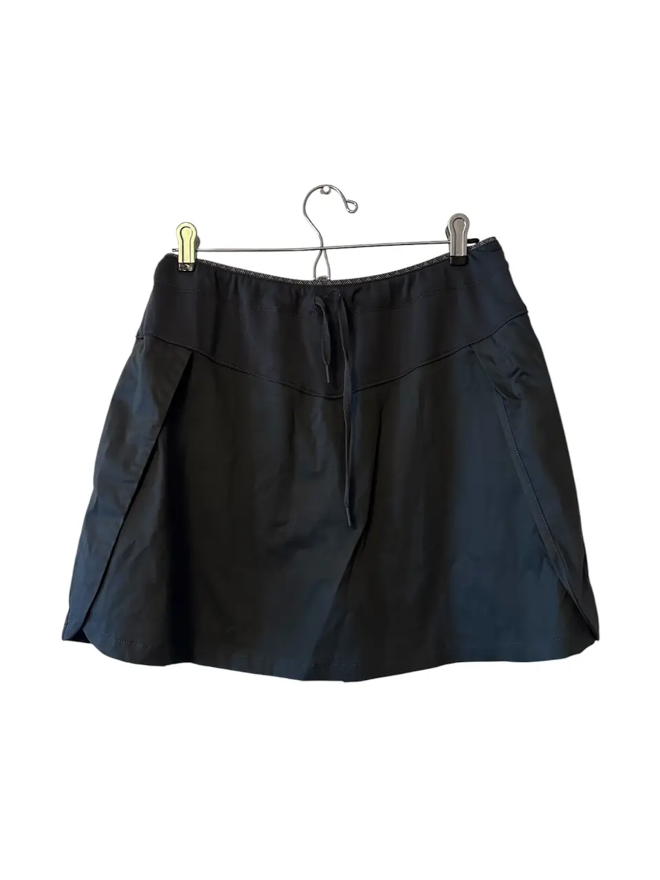Pollera deportiva gris topo  con 2 tajos solapados  laterales, cordón de ajuste en la cintura y  short interior. Ideal para actividades físicas. Marca decatlón modelo: Quechua. talle M. medidas: cintura: