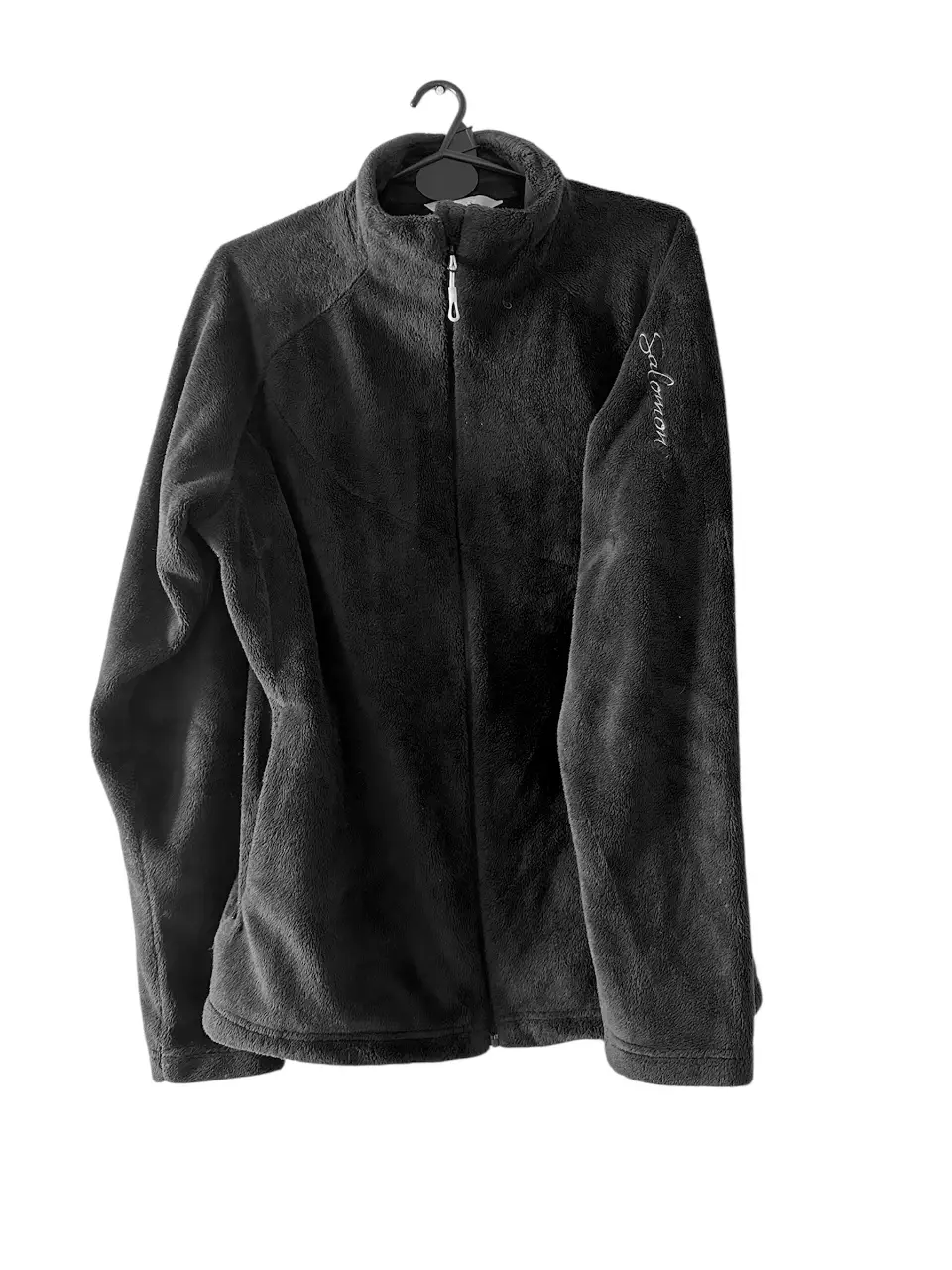 Buzo con cierre de polar negro, ideal para el invierno. Talle XL, de la marca Salomon. Perfecto para actividades al aire libre o para un look casual y abrigado.