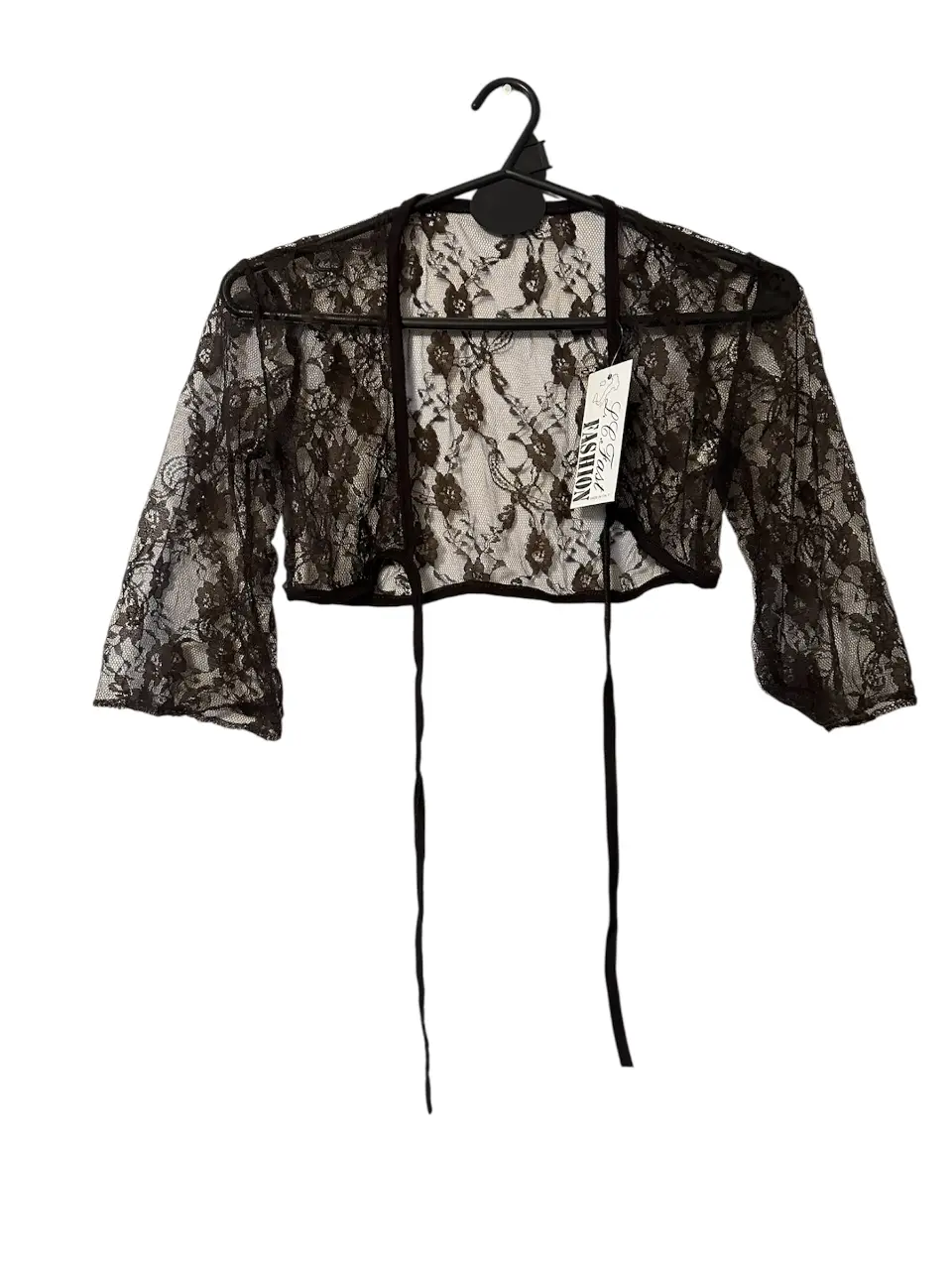 Bolero de encaje negro, ideal para complementar un vestido de fiesta o un look elegante. Con mangas 3/4 y lazo para ajustar. medidas: hombros 38cm.- axila44cm.- largo 26cm.- largo de manga: 35cm.- 