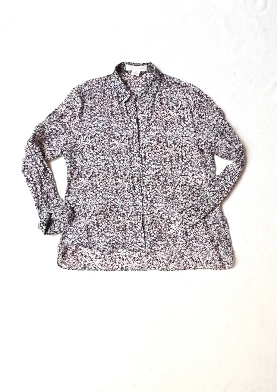 Camisa estampada de mujer, con estampado floral en tonos azules y blancos. Ideal para un look casual y fresco.