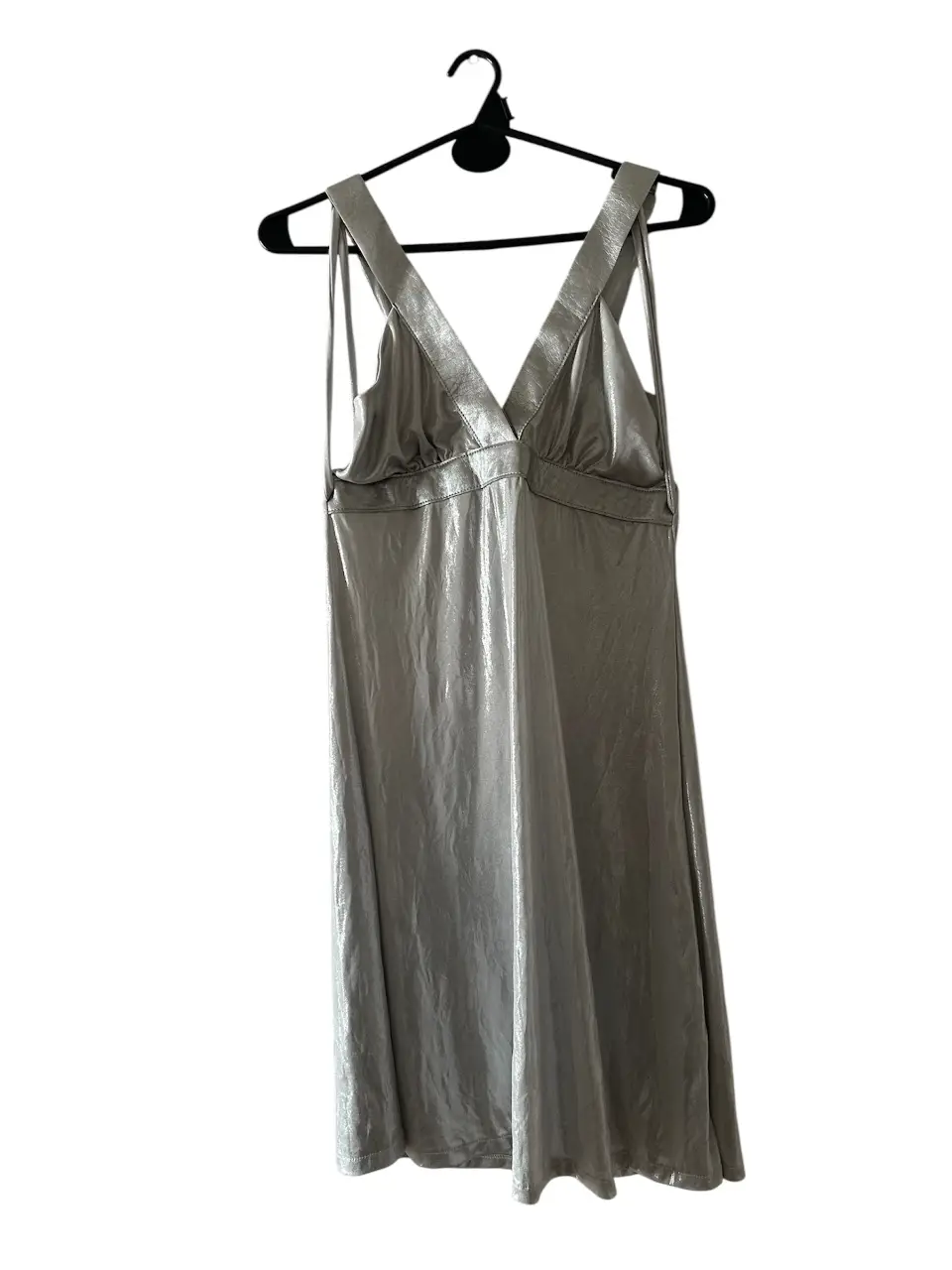 Vestido midi plateado en lurex, con escote en V y tiras finas en símil cuero haciendo detalles de breteles y base de busto, con tiras para atar en espalda, la cual cierra con elástico. Ideal para eventos especiales o salidas nocturnas. Medidas: axilas: 34cm. largo desde la base de busto: 62cm. 