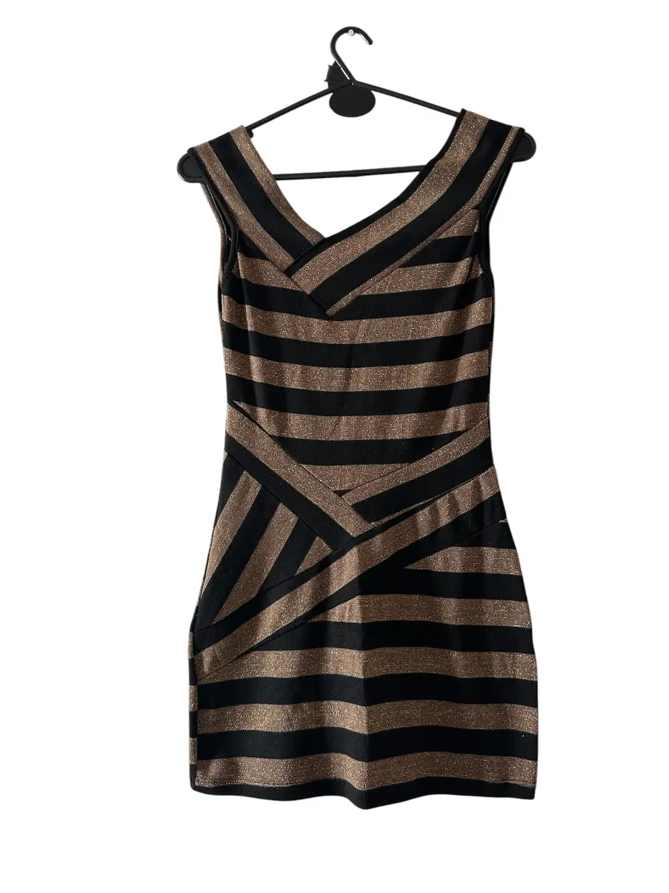 Vestido midi ajustado con diseño de rayas horizontales en negro y dorado. Ideal para una fiesta o salida nocturna. medidas: axilas: 36cm. largo: 73cm.