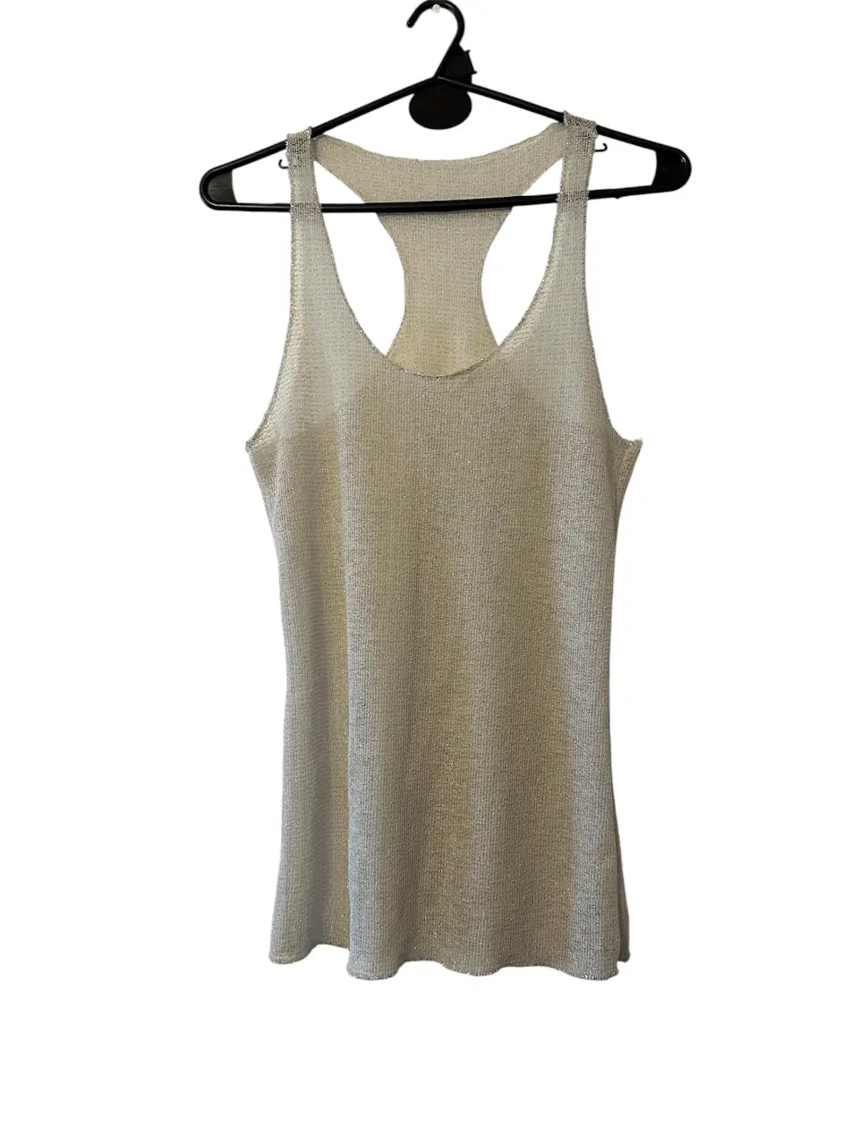 Musculosa de mujer, de tejido brillante, con espalda deportiva y escote redondo. Ideal para un look casual y fresco. medidas: 36cm.- largo: 65cm.