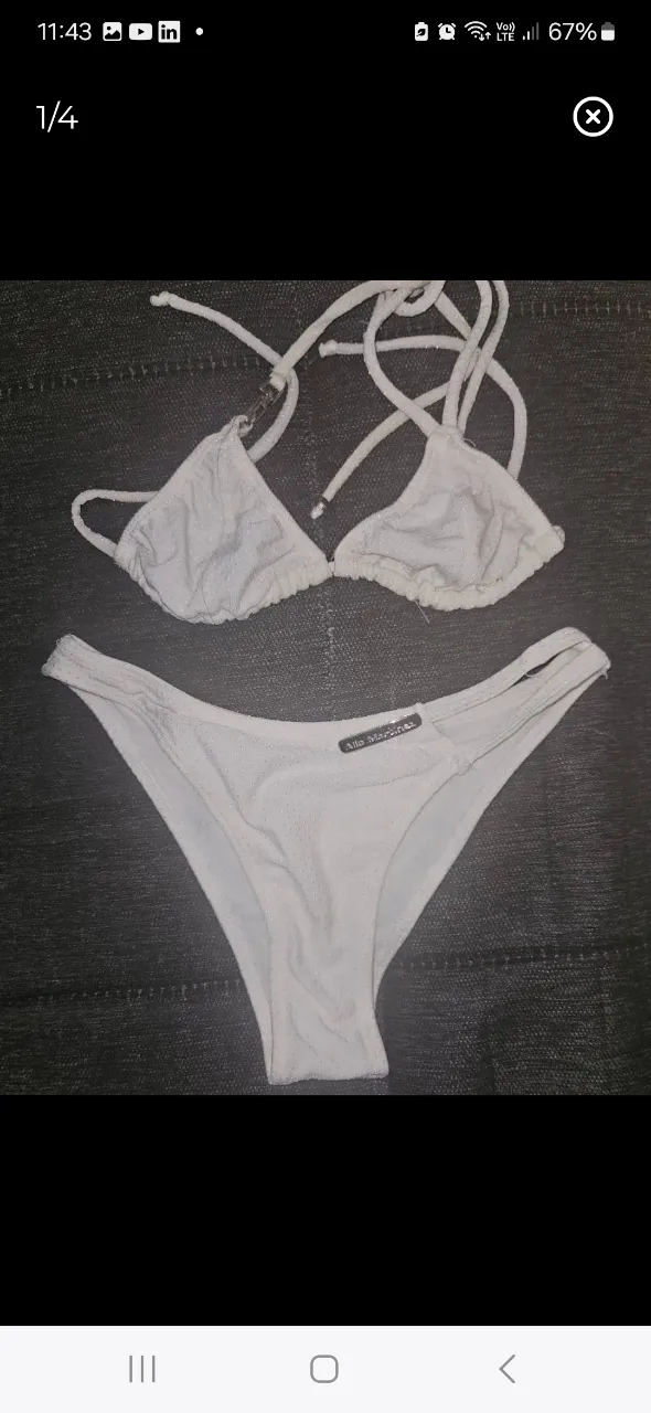 Conjunto de bikini blanco, con corpiño triangular y bombacha cavada. Ideal para la playa o pileta.