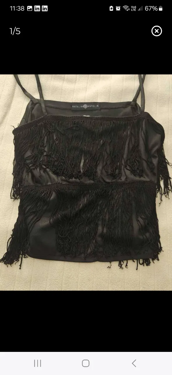 Top negro con flecos, son hilos de seda, ideal para fiesta. Marca Natalia Antolin. Diseño con flecos en dos niveles y tirantes finos.