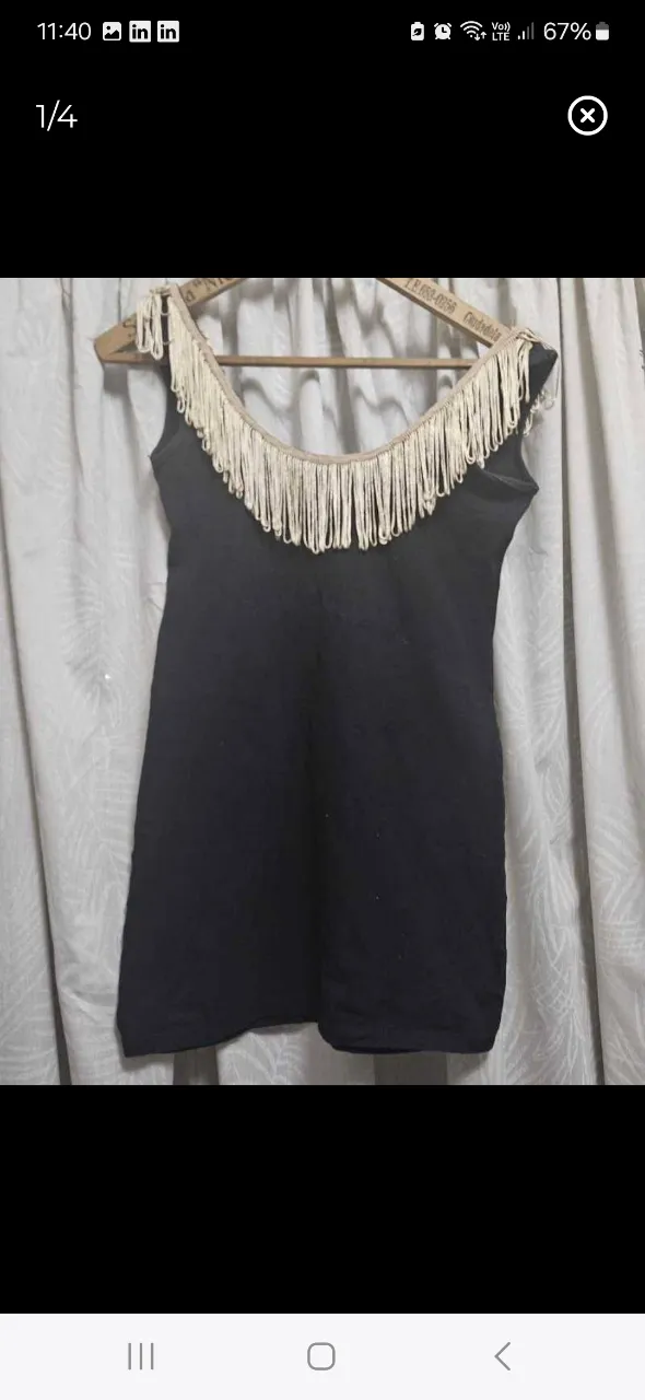 Vestido negro mini con detalle de flecos en el cuello, son hilos de seda en dorado. Ideal para una salida o fiesta. Estilo adaptable a toda ocasión. Lycra pesada qué se adhiere al cuerpo.