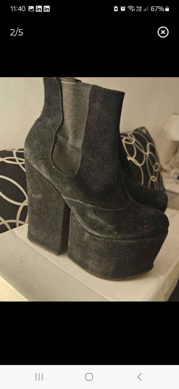 Botas de gamuza negros con súper plataforma y taco ancho. Estilo moderno y audaz, ideales para complementar cualquier look.