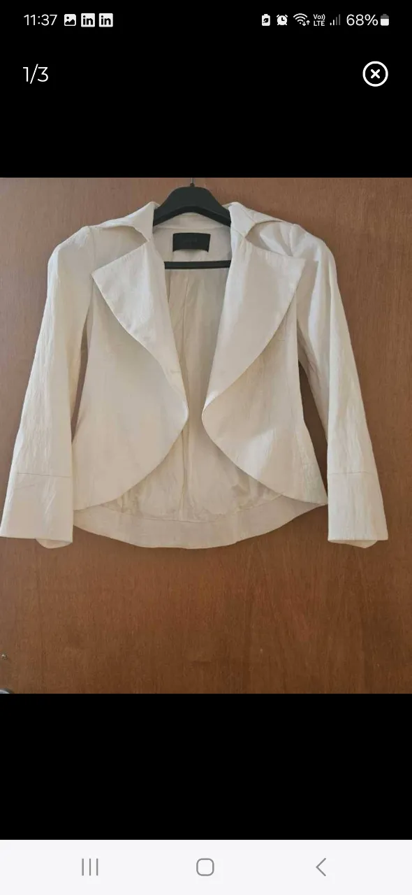 Blazer de mujer color marfil, con solapas amplias y diseño elegante. Ideal para un look sofisticado y versátil. Solo para entendidas en la marca!