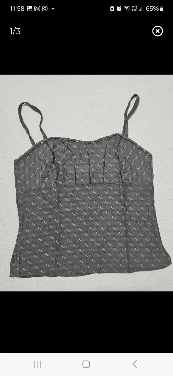 Top de mujer gris con estampado de rombos. Tiene tirantes finos y detalles en el busto bordado con canutillos al tono. Cierre en la espalda. Tela jackard.