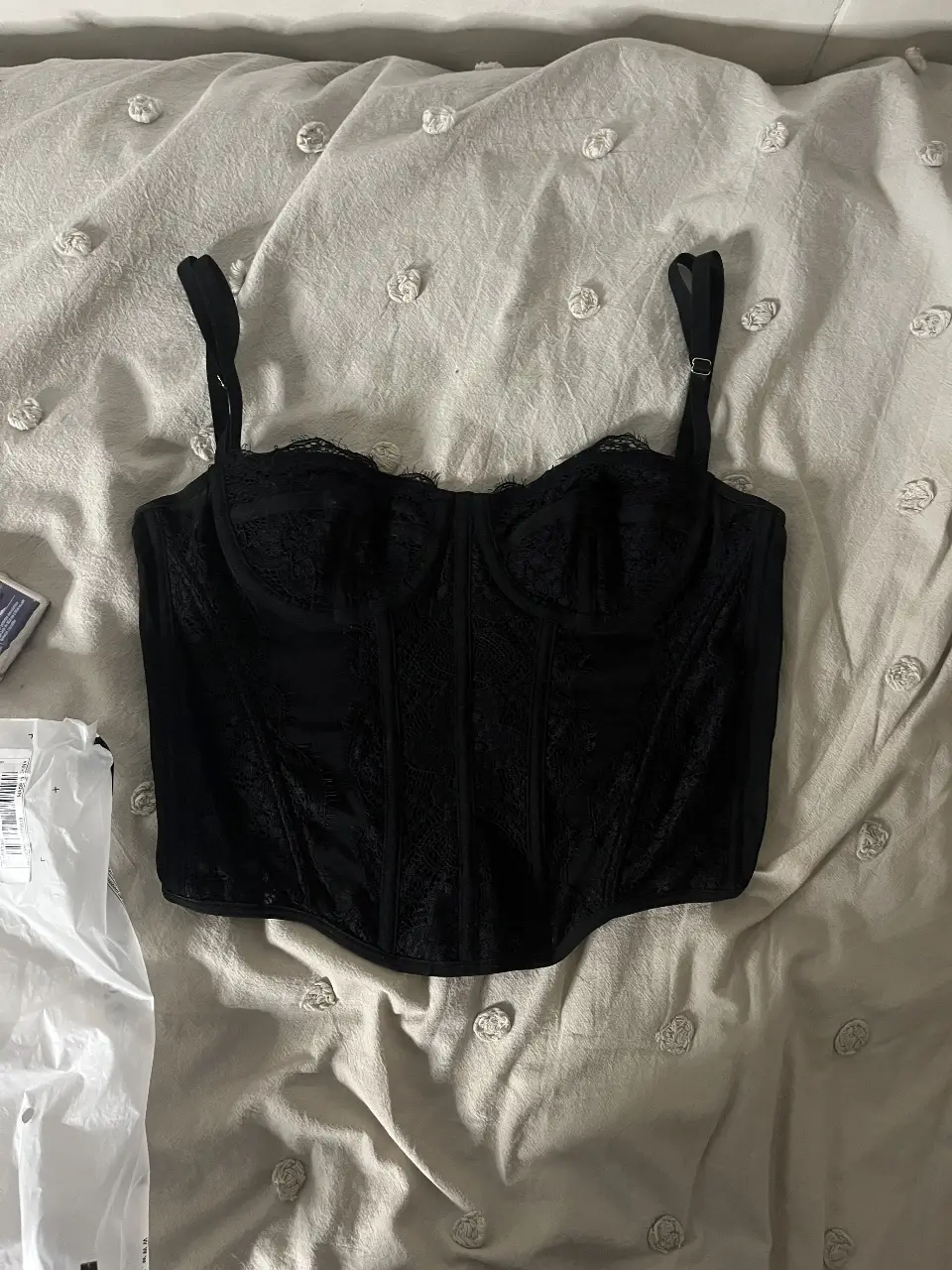 Top corset negro con detalles de encaje, ideal para looks de fiesta o salidas. Talle S, de la marca Shein.