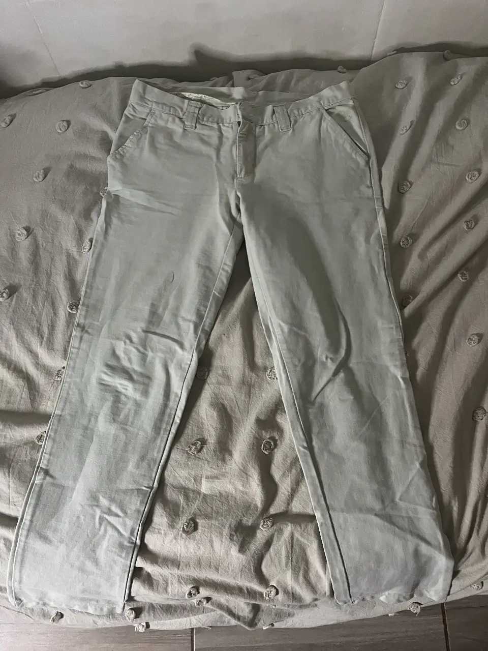 Pantalón chino gris claro de la marca Legacy, talle 28. Ideal para un look casual y versátil.