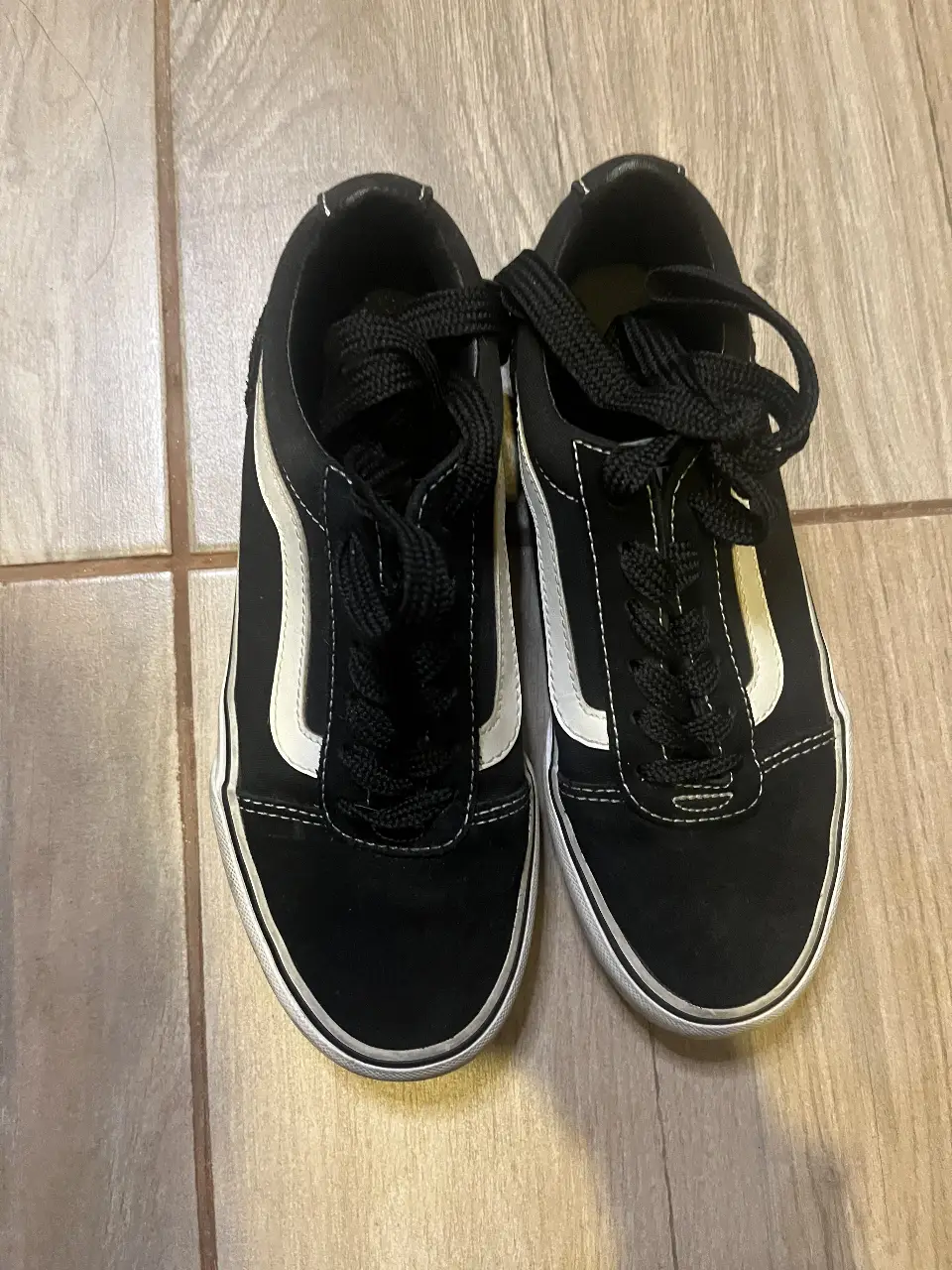 Zapatillas Vans Old Skool negras con la icónica franja blanca lateral. Un clásico del skate y la moda urbana, ideales para un look casual y cómodo.