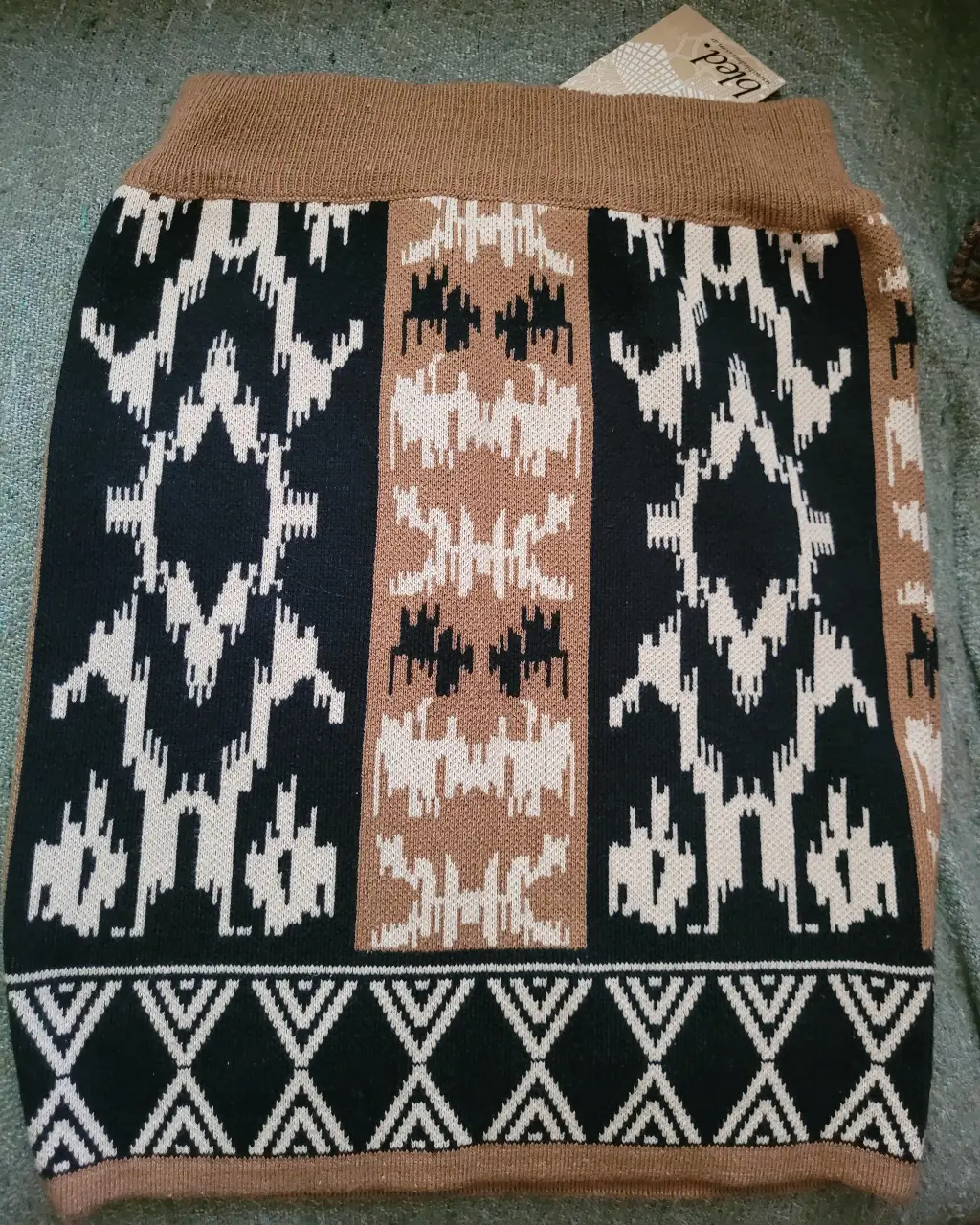 Pollera corta de tejido de lana de Alpaca, con diseño geométrico en tonos marrón, negro y blanco. Talle M, ideal para un look casual y moderno. Con calzas queda muy linda.