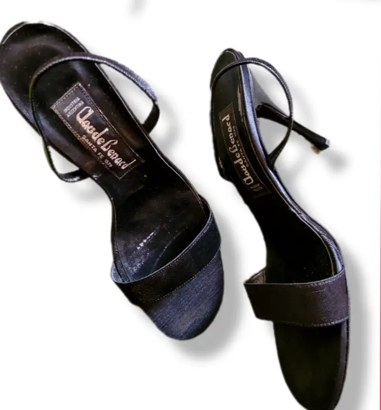 Sandalias de taco alto negras de la marca Claude Leopard, con tiras finas y diseño elegante. Ideales para eventos formales o fiestas.