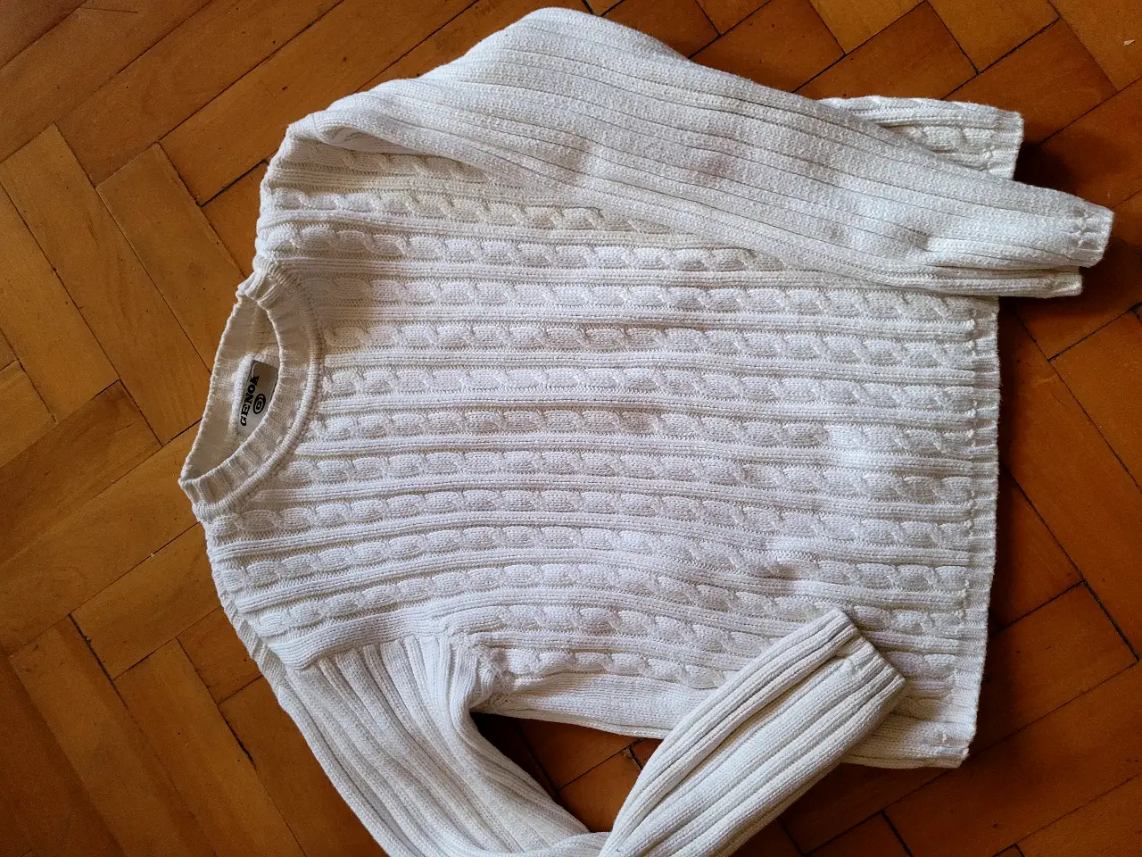 Sweater de algodon 100% blanco, tejido con diseño de trenzas. Cuello redondo y mangas largas. Ideal para un look casual .talle M argentina. 