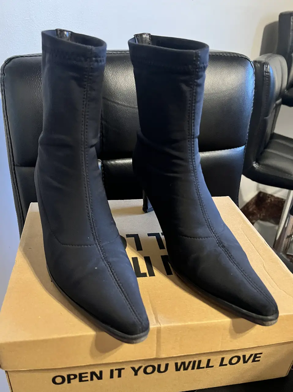 Botines negros de mujer, con taco fino y punta fina. Ideales para un look elegante y sofisticado.