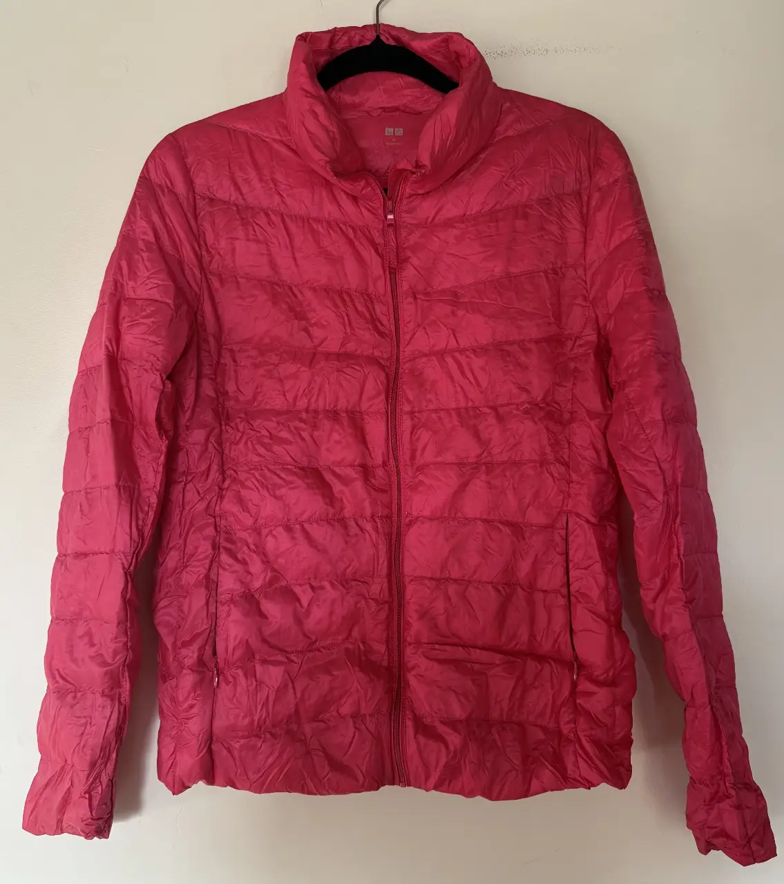 Campera de pluma rosa, ideal para el invierno. Marca Uniqlo, talle M. Abriga y es liviana.