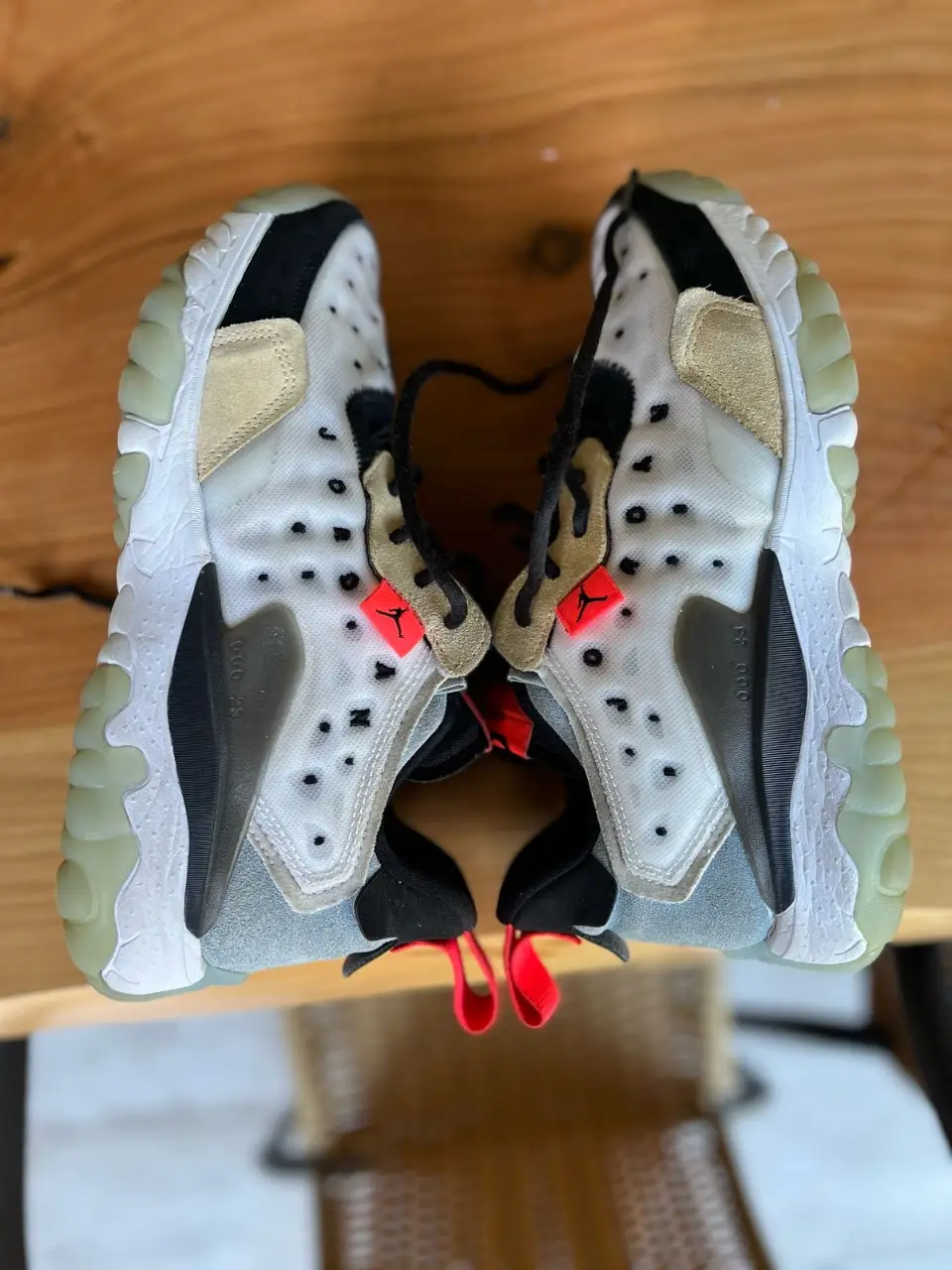 Zapatillas Jordan 23/7 React, blancas con detalles en negro y rojo. Diseño moderno y deportivo, ideales para uso diario.