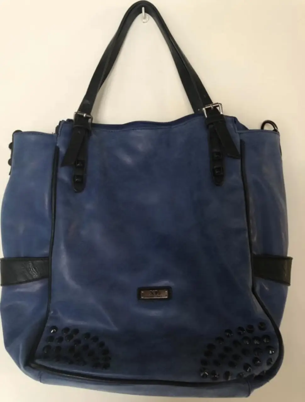 Cartera tote bag azul con detalles en negro y tachas. Ideal para llevar todo lo que necesitas con estilo.