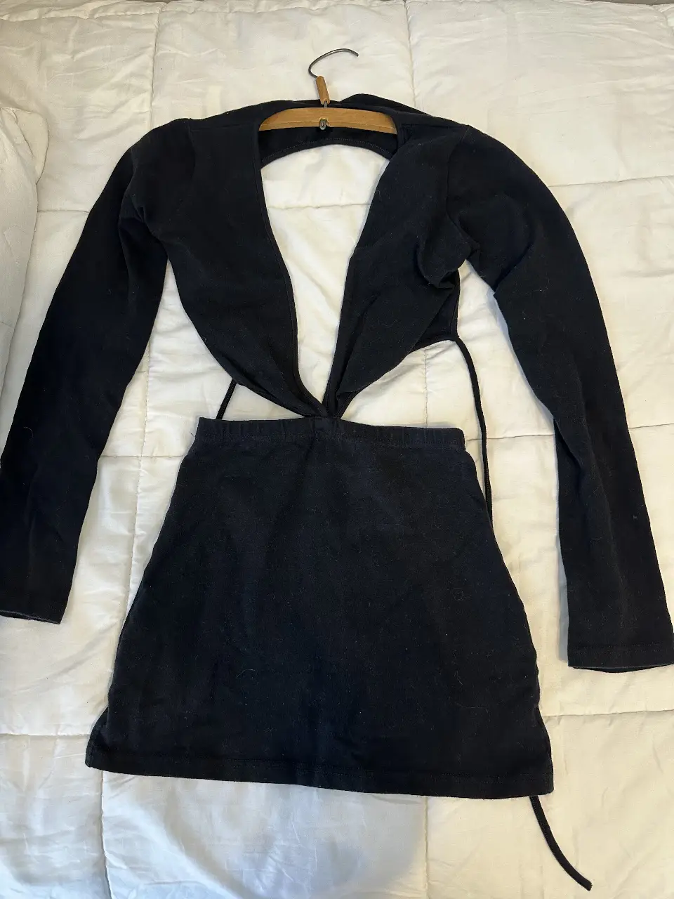 Vestido negro con mangas largas y corte en la cintura. Ideal para una salida o fiesta.