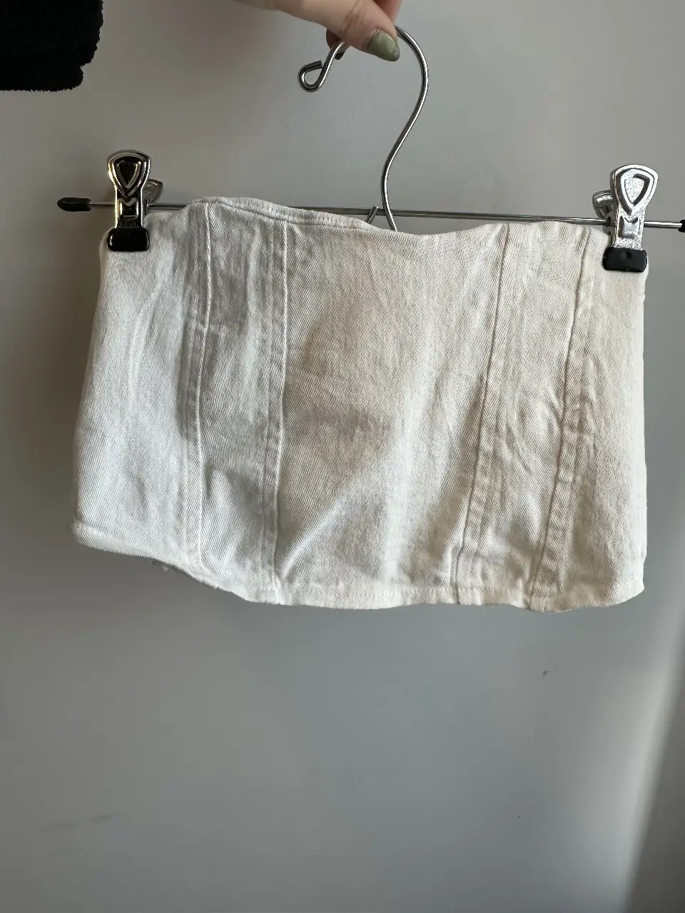Top corset blanco de jean, con cierre frontal y detalles de costura. Talle 38.