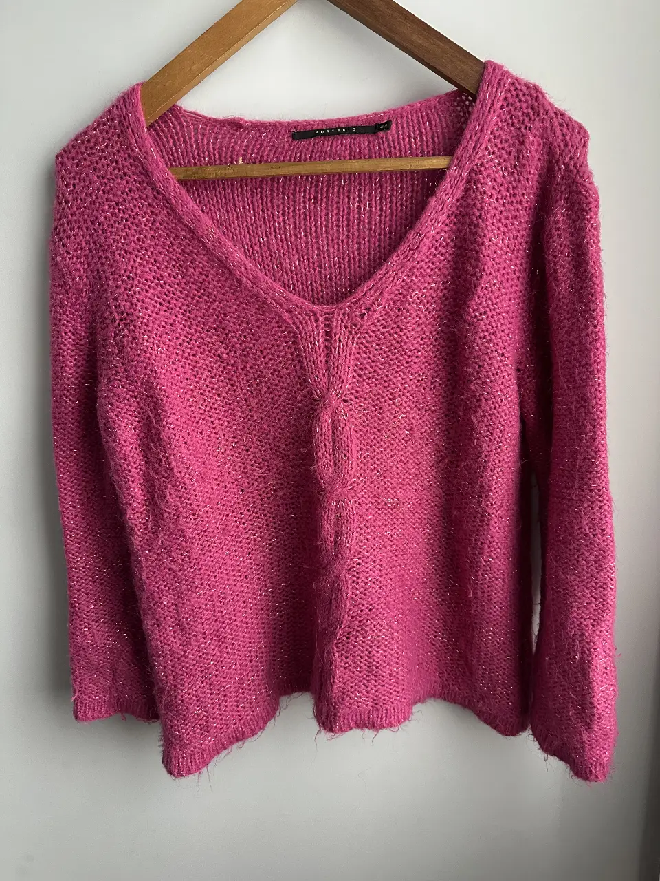 Sweater de mujer color rosa con cuello en V y detalle de diseño en el centro. Talle XL.