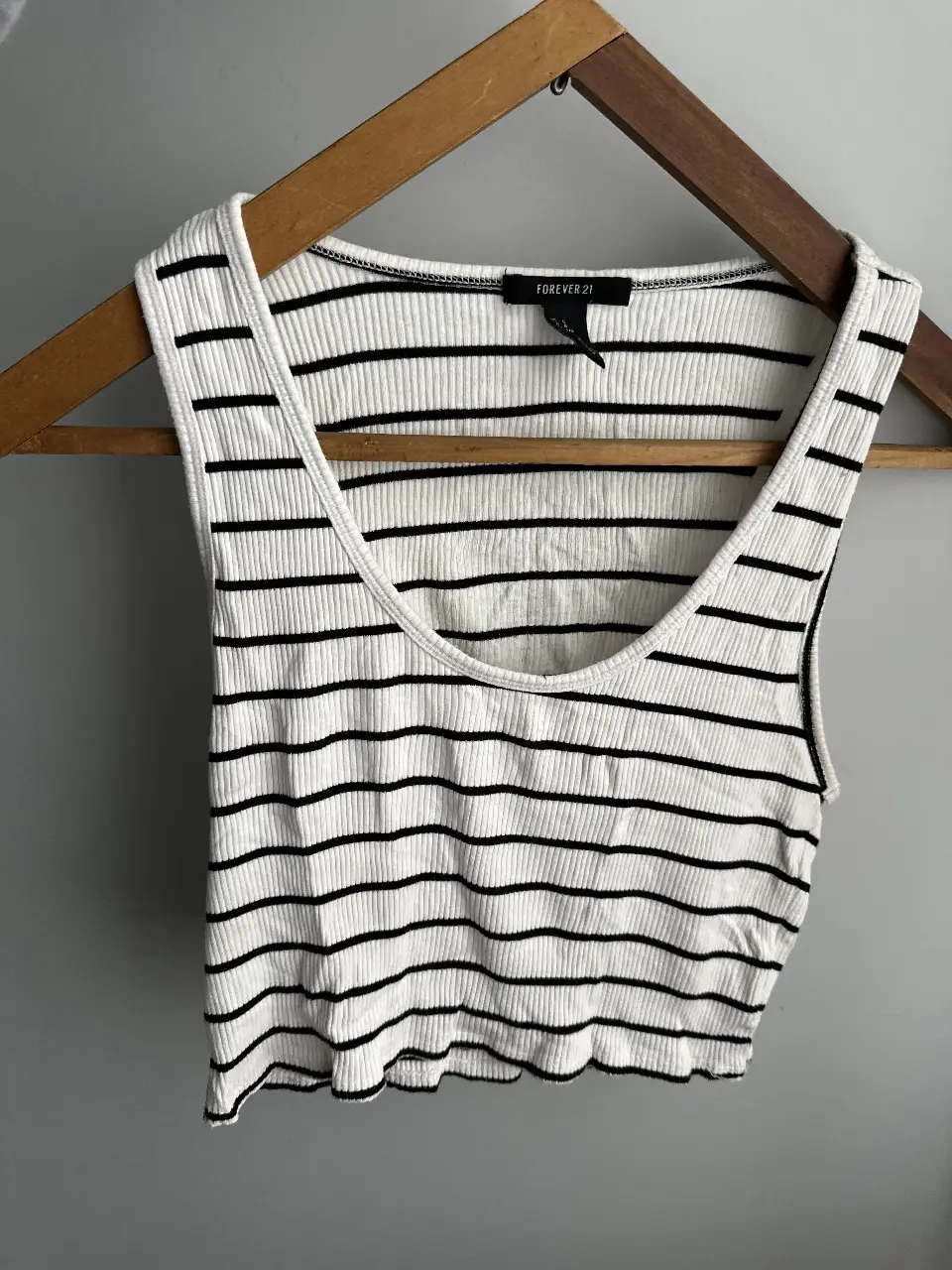 Musculosa crop de Forever 21 a rayas horizontales en blanco y negro. Ideal para un look casual y fresco.