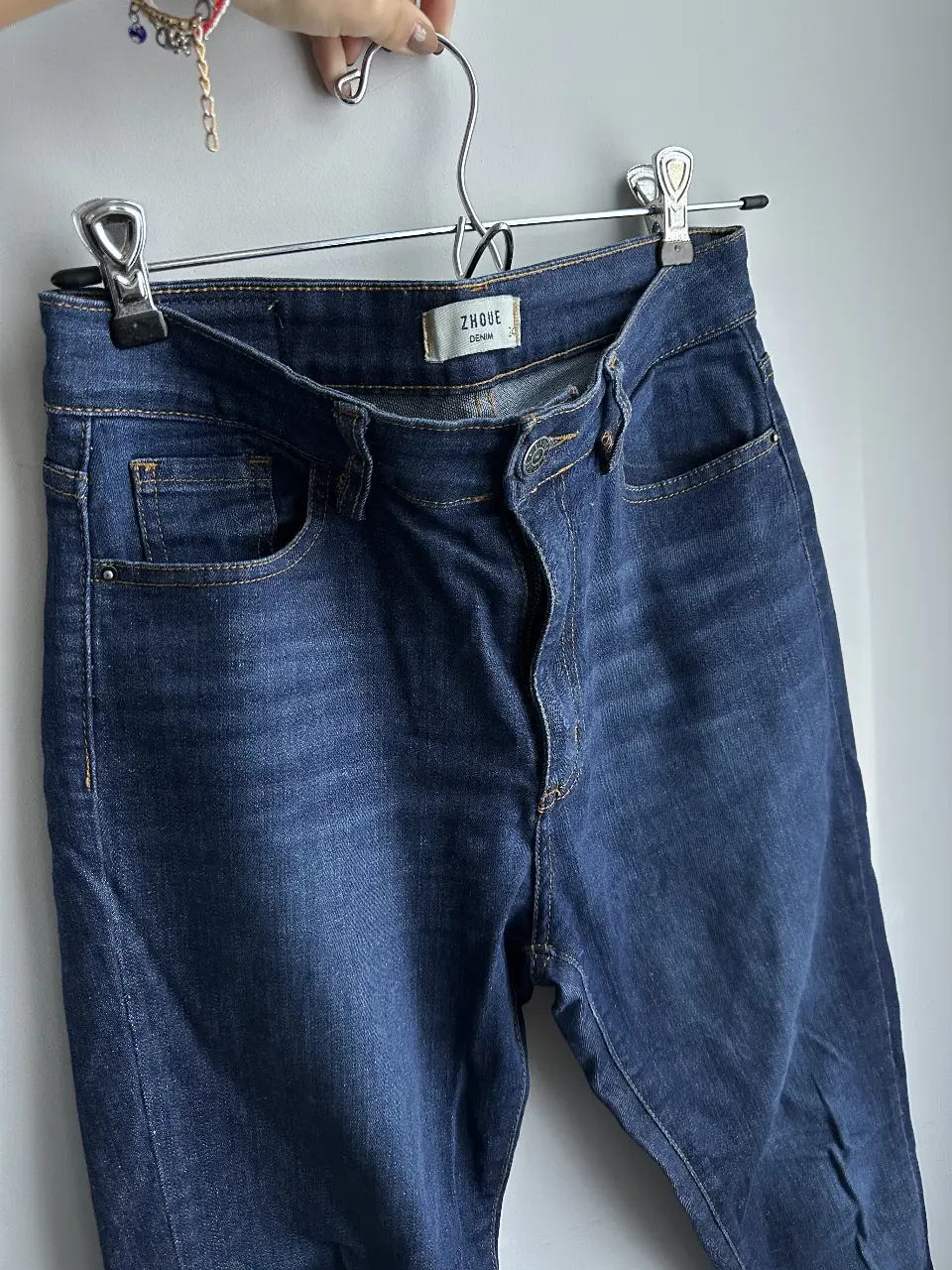 Jeans de mujer ZHOUE, tiro alto, corte recto, con detalle de rotura en el bajo. Talle 24/35.