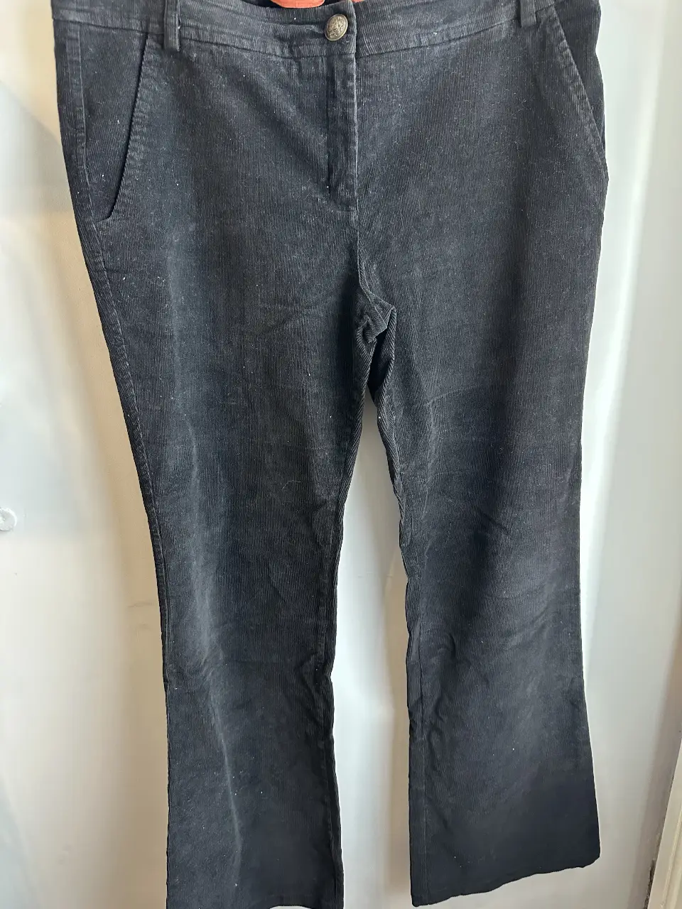 Pantalón de vestir de corderoy negro, talle 44. Ideal para un look elegante y cómodo.
