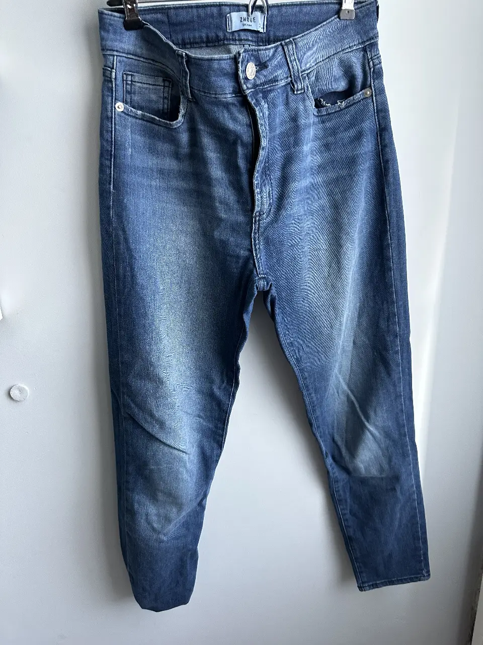 Jeans rectos de mujer, tiro medio, color azul. Marca ZHOUE, talle 26/43. Jeans de denim, ideales para un look casual y cómodo.