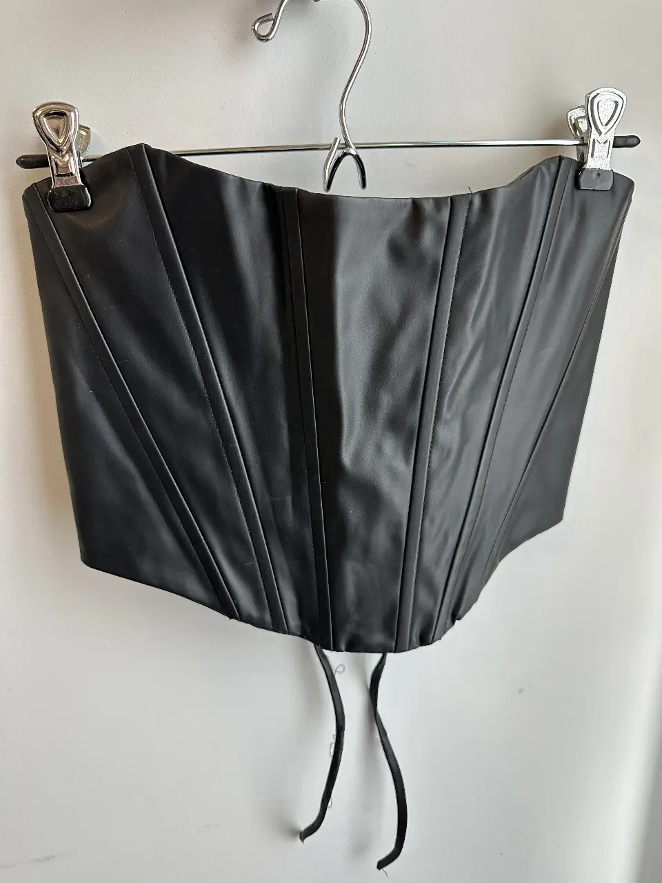 Top corset negro de cuero sintético, con ballenas y ajuste con cordones en la espalda. Ideal para looks de fiesta o salidas.