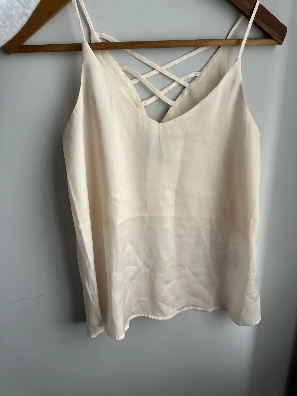 Top de mujer color crudo con espalda cruzada. Ideal para un look elegante y fresco.