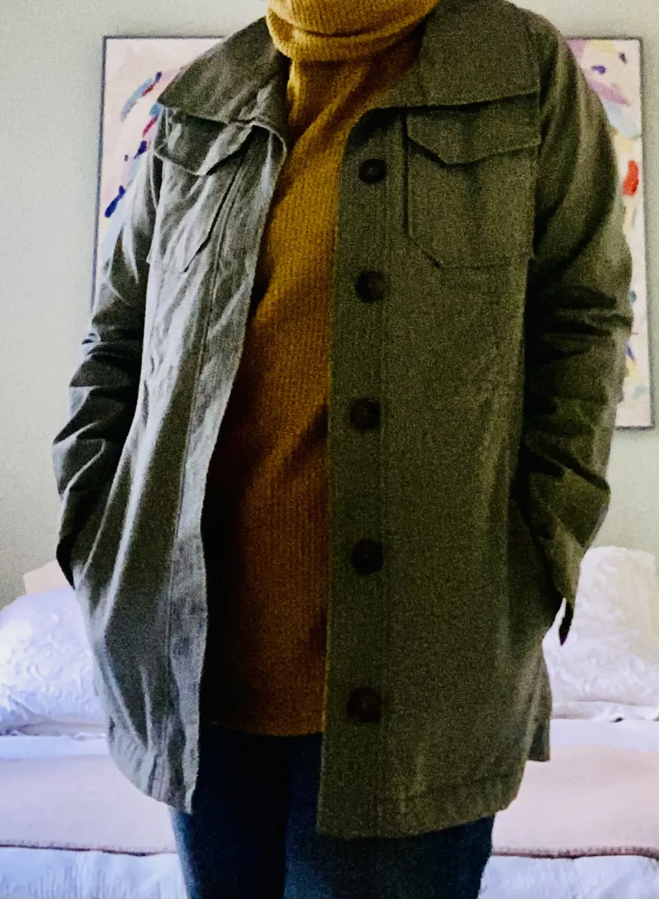 Campera Levis estilo militar de color verde, con botones y bolsillos delanteros. Ideal para un look casual y utilitario.