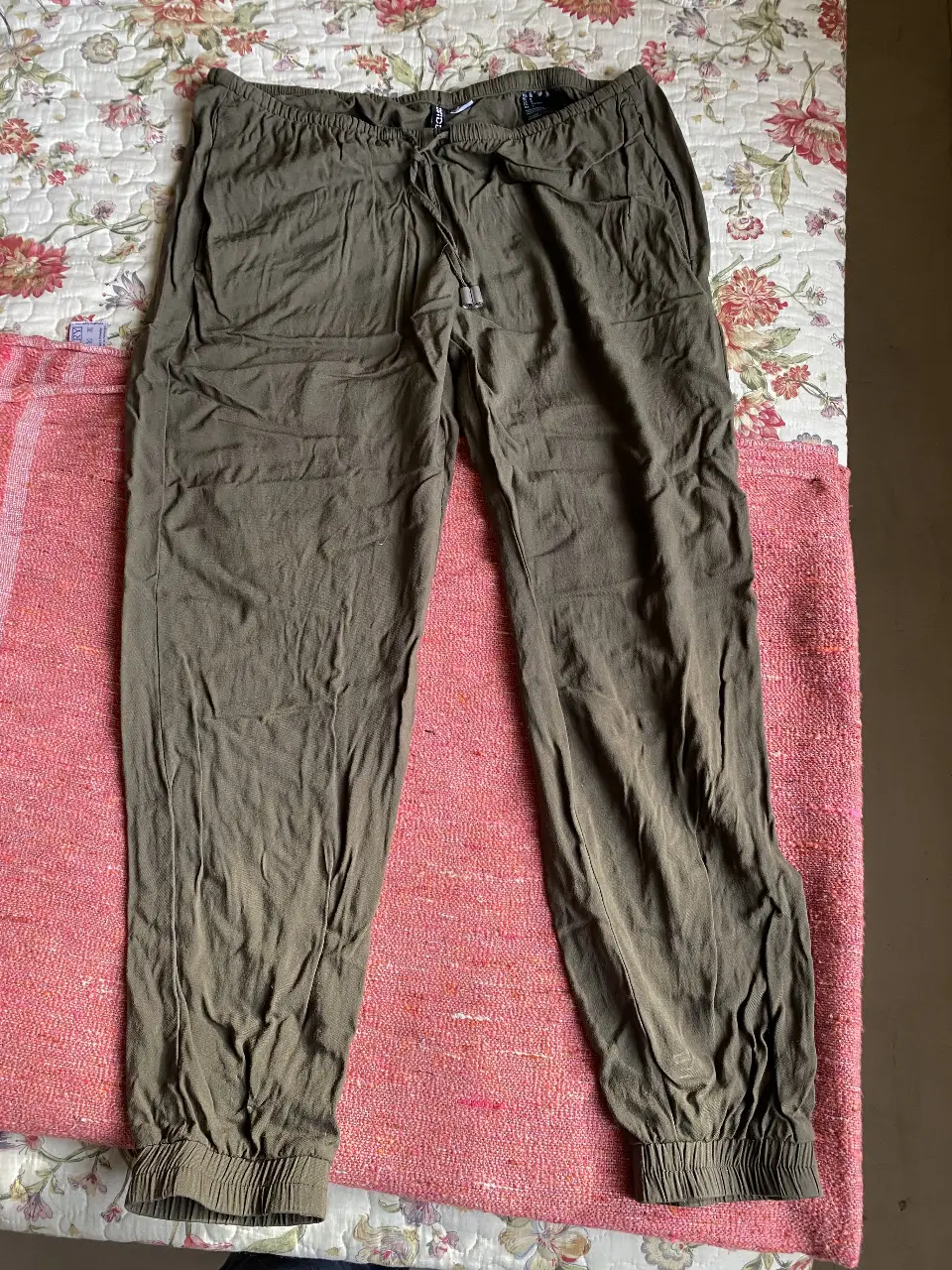 Pantalón suelto de mujer, color verde oscuro, con cintura elastizada y ajuste con cordón. Marca H&M Divided. Talle 8.