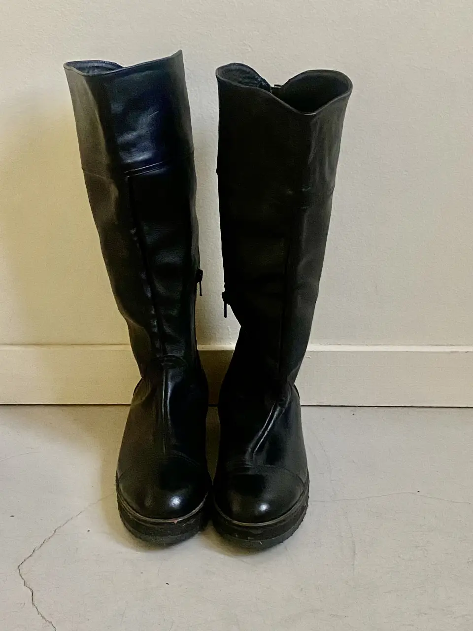 Botas altas de cuero negro, ideales para un look audaz y moderno. Perfectas para combinar con faldas, vestidos o pantalones ajustados. Un clásico atemporal para tu guardarropa.